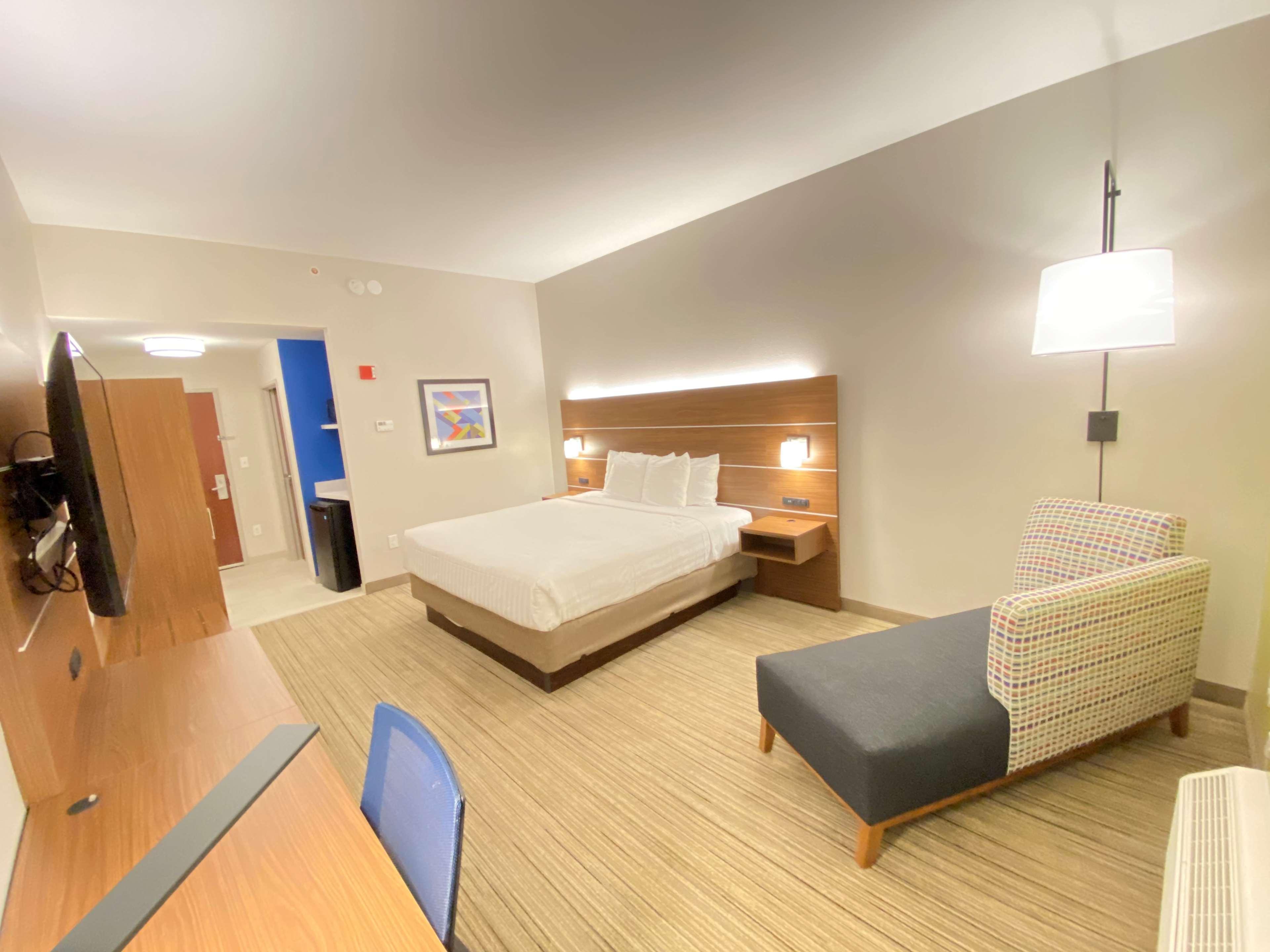 Holiday Inn Express & Suites - Williamstown - Glassboro By Ihg Exterior photo